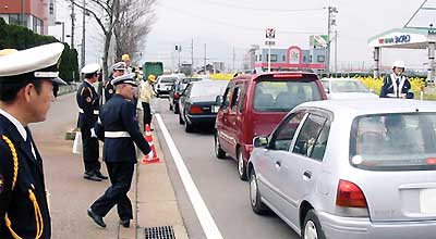 春の交通安全運動の一環として燕商工会議所前で街頭指導