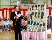 似顔絵で教諭を紹介する高橋校長