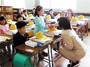 新1年生と握手する江田教諭