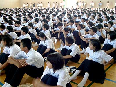 燕市勤労者体育センターで例年より3日早い始業式を行った燕中学校