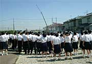 炎天下を学校へ歩いて戻る生徒