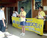 高橋三条市長に対しメッセージを読み上げる井上賢一広報委員長ら