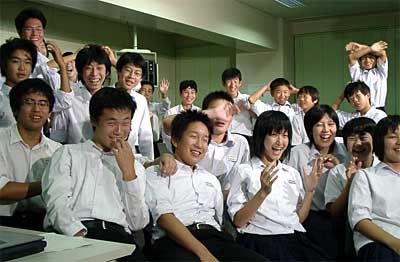 宇宙授業でカメラに向かって笑顔を配信する第四中学校生徒