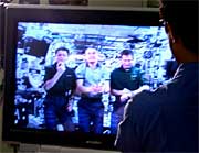 モニタに映し出された宇宙のISSクルー