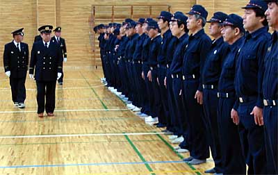 燕東小学校体育館で高橋燕市長らの点検を受ける消防団員