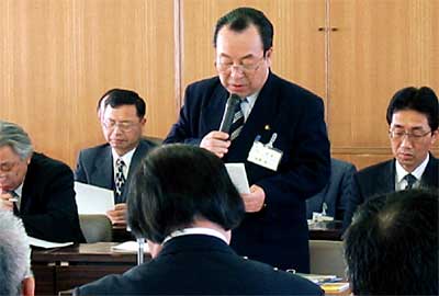 県央東部合併研究会役員会の報告を行う高橋甚一燕市長