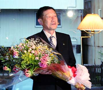 無投票ながら花束を手に当選に笑顔の高橋一夫氏