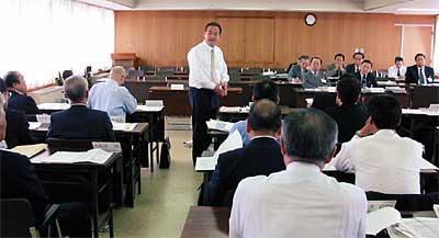 10日燕市で開かれた理事者と燕市議の懇談会で懇談申し入れの経緯を説明する酒井基市議
