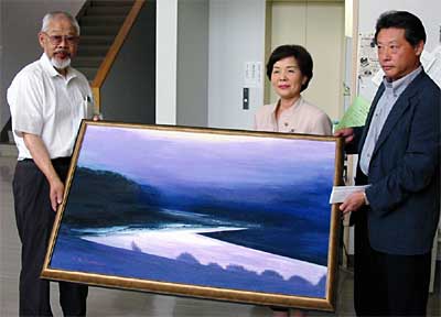 三条ロータリークラブが寄付した絵画を囲んで左から渋谷幹事、長谷川館長、松谷会長