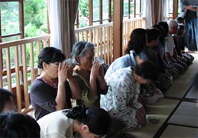 窓の下の緑もさわやかだった男子茶遊会の第12回市民呈茶席