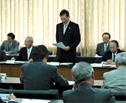 4市町村長会議の内容を報告する高橋三条市長