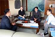 三条市のALT2人をまじえて歓談