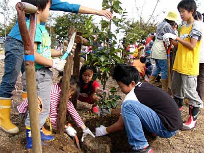 11日、燕市立小中川小学校の学校の森で行われた植樹祭
