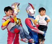 ウルトラマンにだっこされてご機嫌の子どもたち