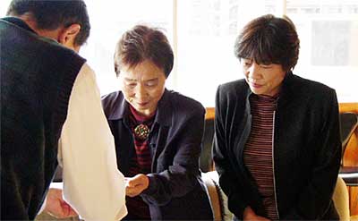 左から高橋三条市長、桜井ホッピング代表、山本花ぐるま代表
