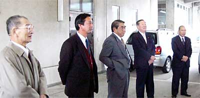 会見する大岩市議ら