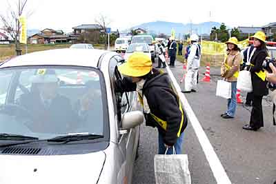 11日、燕市・協栄信用金庫前で行われた特別街頭指導