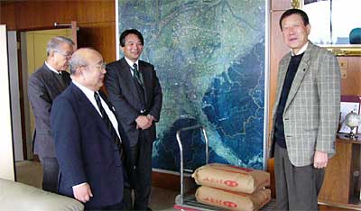 左から坂井杉の子工房所長、嵐県議、土田(株)大島電機社長、高橋市長