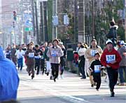 延々と連なる市民のマラソンの列