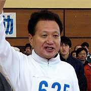 選手宣誓する堀伸市さん