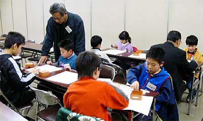 8日スタートした三条市中央公民館のジュニア将棋教室