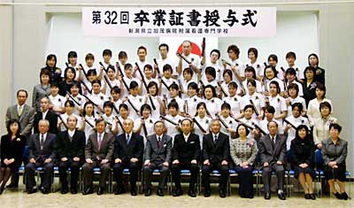 県立加茂病院付属看護専門学校の第31回卒業証書授与式の記念撮影