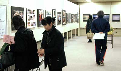 15日まで市民ギャラリー燕で開かれているPHOTO「風音」のグループ展「服部健・山田健一と風音のなかま」