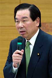 あいさつする額賀自民党政調会長