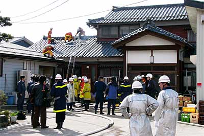 住宅の一部が燃えた栄町の火災現場