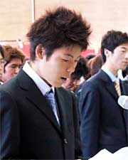 入学生代表で宣誓する吉田さん