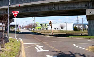 バイク乗りの78歳の女性が亡くなった燕市小古津新地内の交差点
