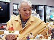会場でパン粘土人形作家の高木さん