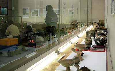 5月5日まで三条市歴史民俗産業資料館で開かれている遺跡発掘調査速報展2004