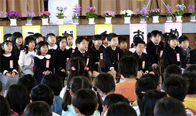 四日町小学校の入学式で在校生と向き合う1年生