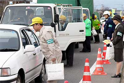 春の全国交通安全運動の一環で街頭指導を行う燕市交通安全対策協議会