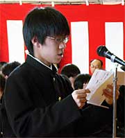 新入生代表で宣誓する栗田直さん