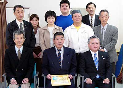 商売堂卒業式で、卒業したカイロセラピーの梁取さん(前列中央)を囲んで出席者と記念撮影