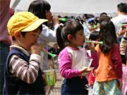 子どもたちはシャボン玉に熱中