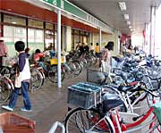 店頭は自転車がぎっしり