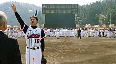 18日行われた三条野球連盟平成16年度開幕式で選手宣誓する平井貴晴(株)カネタ馬場長キャプテン