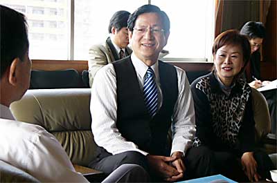 左から高橋市長、エンジョイダンスの会の佐野会長、佐野会計