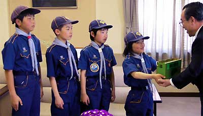 左からボーイスカウト燕第1団カブスカウトの河井君、和平君、氏田君、鎌田君、そして高橋市長