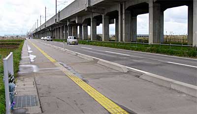 死亡事故のあった燕市小牧地内の新幹線側道