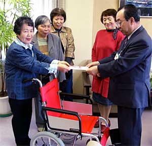 左から仲良会の丸山会長、原会計、清水会員、そして高橋市長