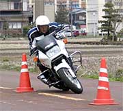 指導する県警交通機動隊白バイ隊員