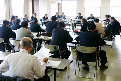28日開かれた燕・吉田・分水合併推進協議会の議員・委員制度検討委員会