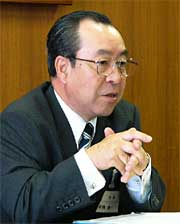 記者会見する高橋燕市長