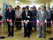 テープカットを行う左から熊倉市教育長、佐藤中央公民館長、中村三条美術協会理事長
