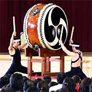 直径1m12cmの大太鼓の演奏