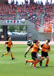 前座試合で吉田町サッカークラブU12と対戦するエルファー燕jr